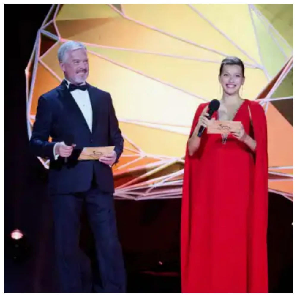 Регина Тодоренко вела церемонию "Золотой граммофон" 31 октября, ребенку 1 месяц