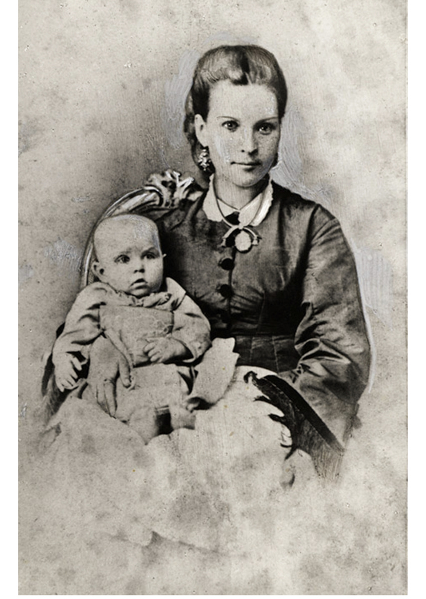 Мать Константина Головкина с маленьким Костей. Архивное фото в свободном доступе.