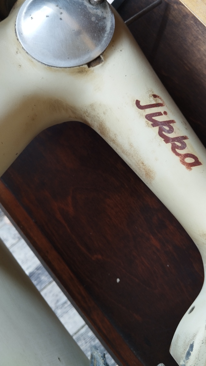 Сама швейная машинка в процессе очистки