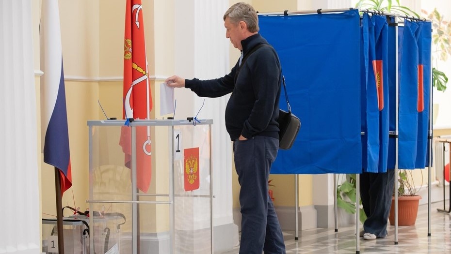    Голосование на избирательном участке в Адмиралтейском районе Петербурга. Автор фото: Ермохин Сергей