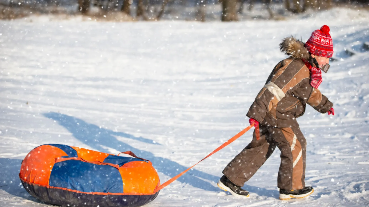    В ЯНАО ребенок врезался в дерево во время катания по снежной трассе