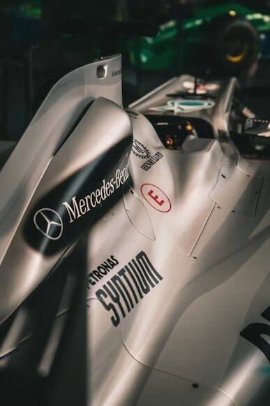 Гонки через звук: как культурные коды Формулы-1 раскрываются в рычании моторов, по мнению Артёма Градопольцева