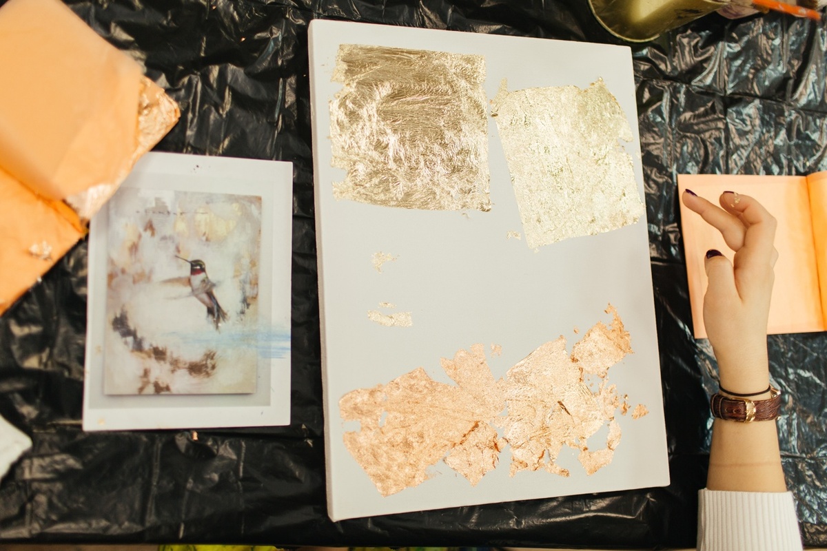 Фото с мастер-класса по потали в Арт Школе №1. Вот эти золотистые кусочки на холсте и есть поталь.