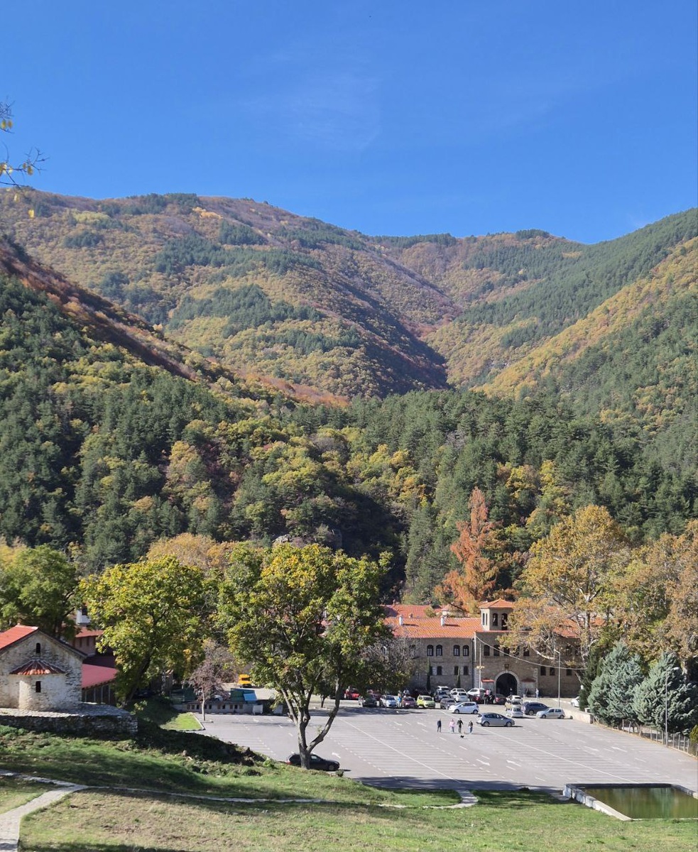 Вид на Бачковский монастырь. Осень определяется только по цвету деревьев, а ведь это 1 ноября. Небо настолько насыщенно голубое, что кажется подкрашенным.