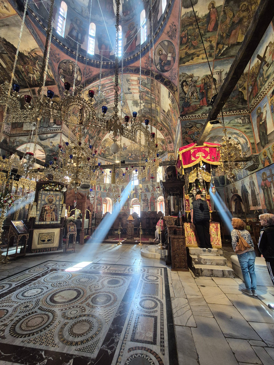 Храм Успение на Пресвета Богородица. Справа небольшая очередь к иконе.