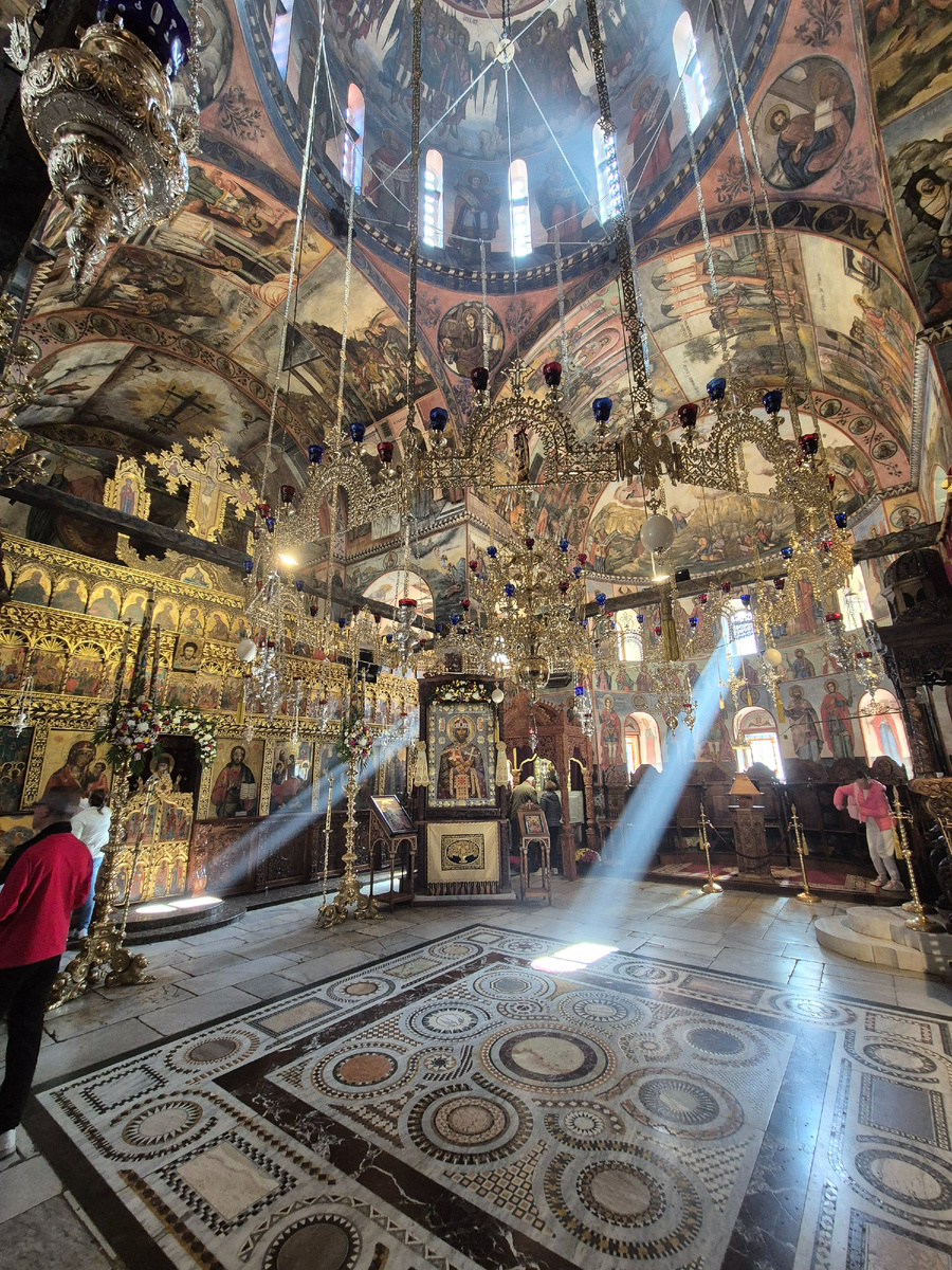 Храм с алтарем.