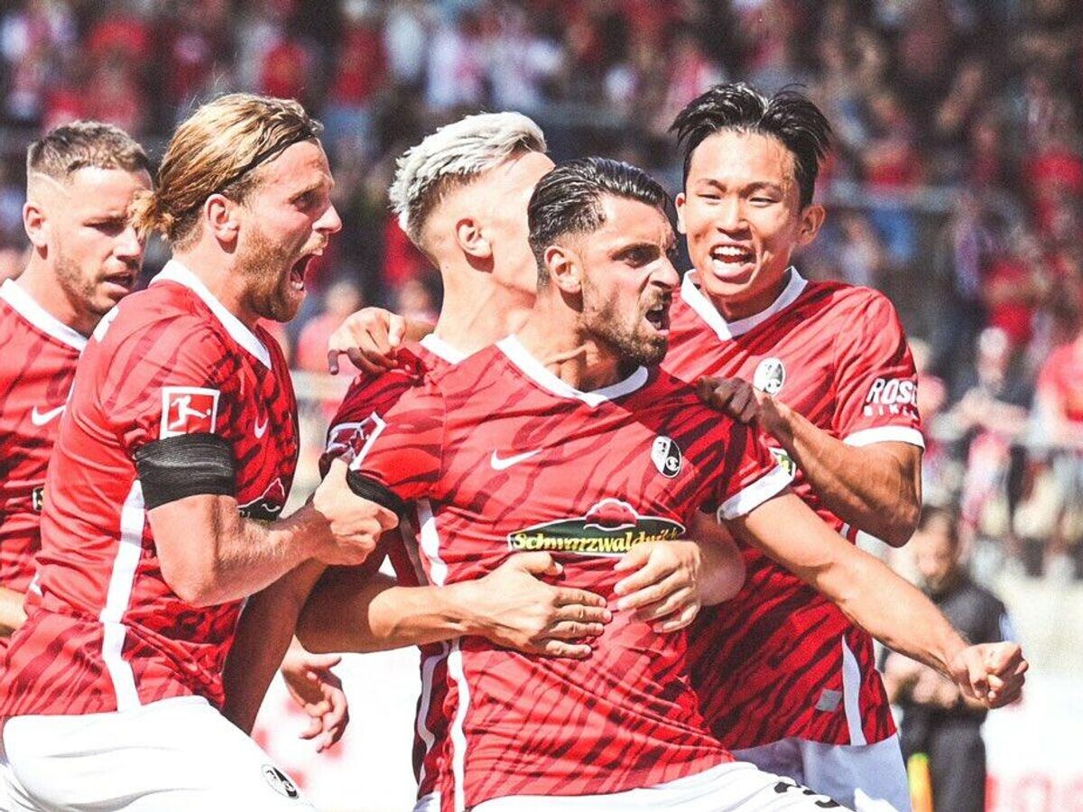    Полузащитник "Фрайбурга" Винченцо Грифо (на переднем плане) с партнерами по команде© официальный твиттер клуба "Фрайбург"