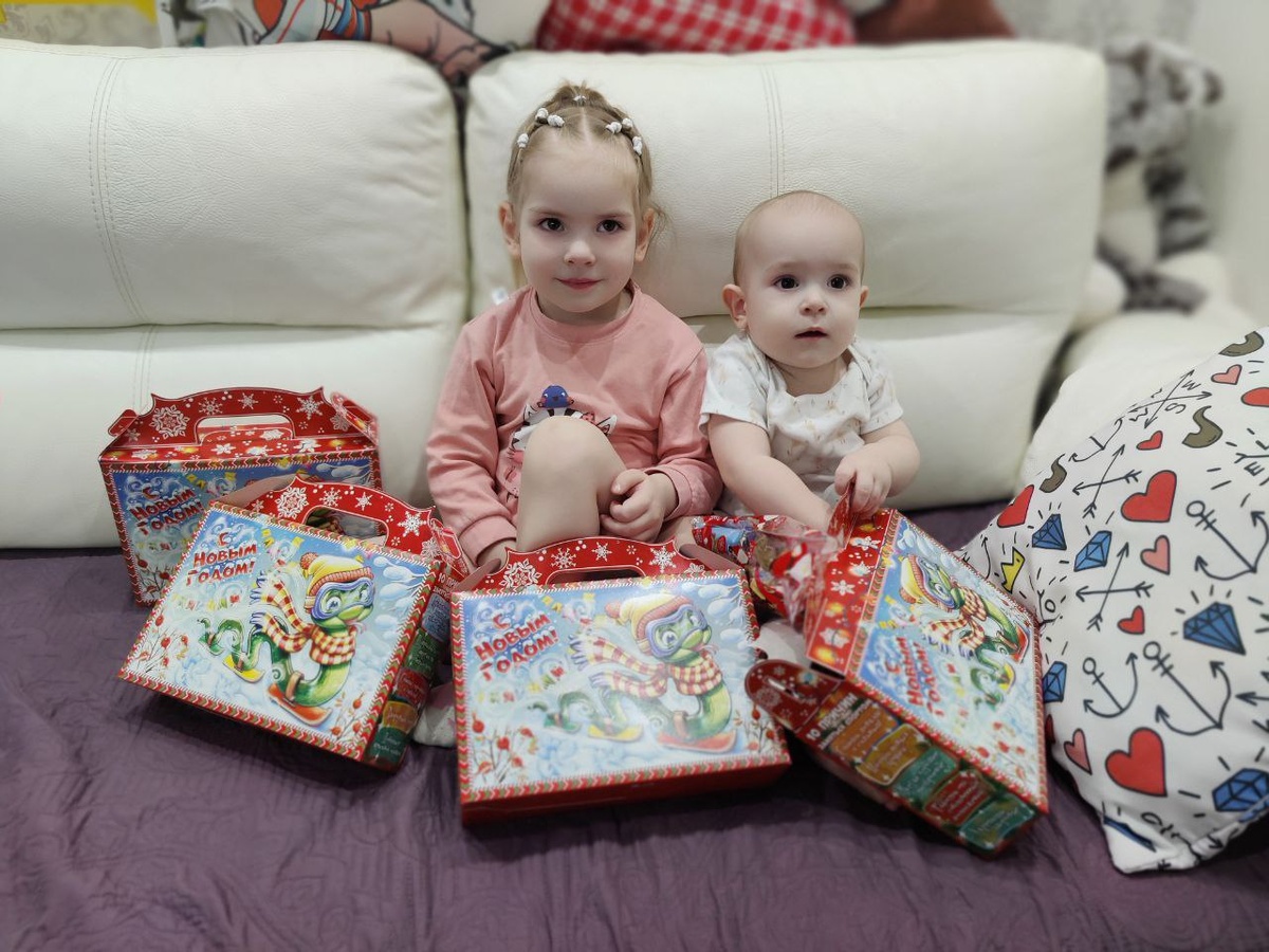 Анфиса и Тимофей получают подарки 