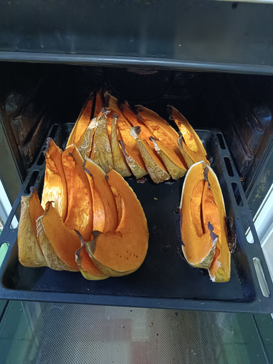 Вкусная тыква не требует ни соли, ни сахара. Уже кусок стащили на пробу, не дали остыть. 