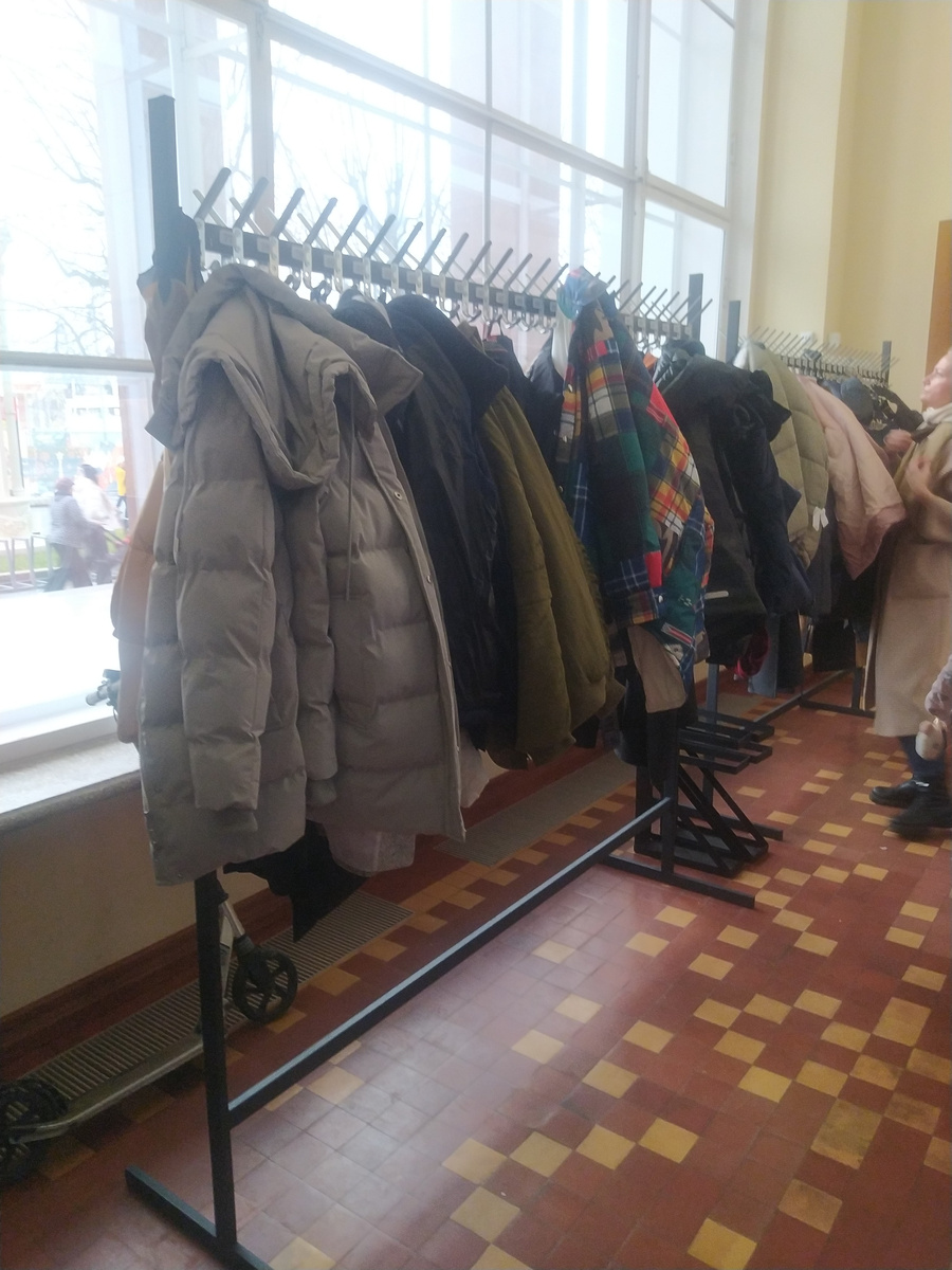 Гардероб на выставке "За тридевять земель" на ВДНХ