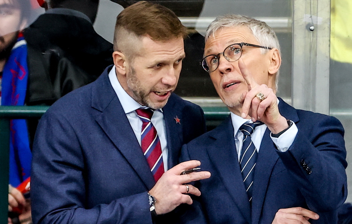    Тренер СКА Юрий Бабенко и главный тренер СКА Игорь Ларионов  Петр Ковалев/ТАСС