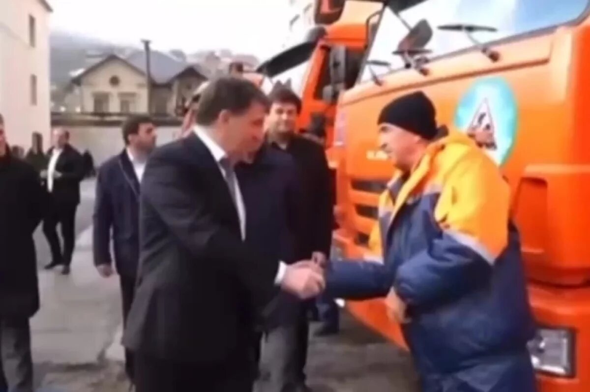    Махачкала получила 10 новых мусоровозов