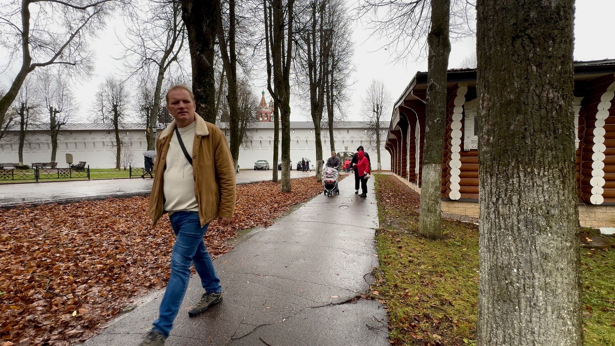 Виктор идёт по дороге от монастыря. Тот самый момент, когда город звенит тише всего.