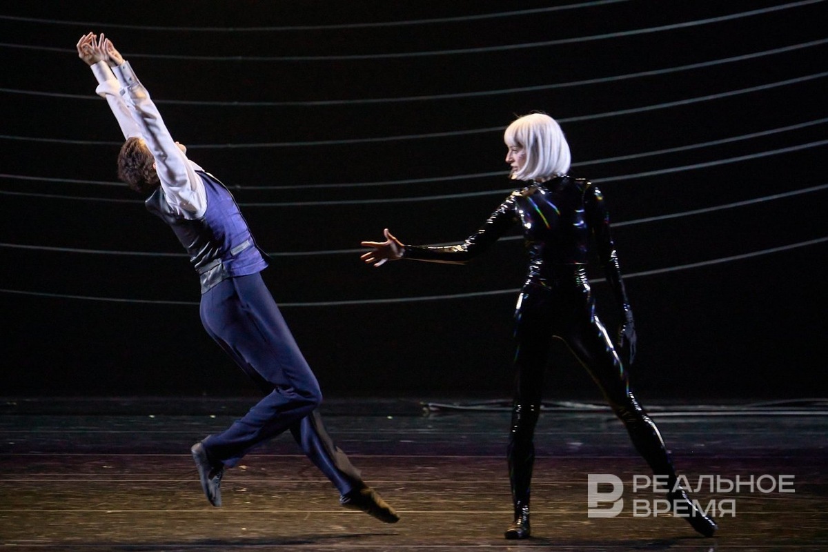    В программу #StagePlatforma нынешнего года «Тесла» тоже включен — яркий, зрелищный, метафоричный, он вызывает огромный интерес публики. Динар Фатыхов / realnoevremya.ru