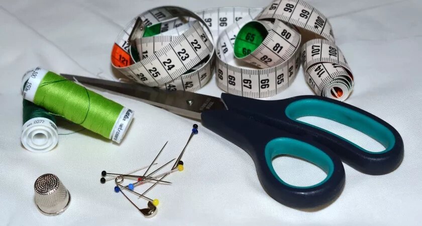    У меня все ножницы острее бритвы. Ещё в 90-е годы старая портниха научила их точить, чтобы всегда были супер острые