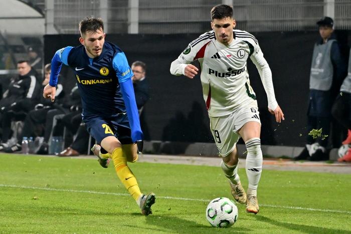 Никита Иосифов (слева) в матче против «Легии». Обложка © ТАСС / Zuma