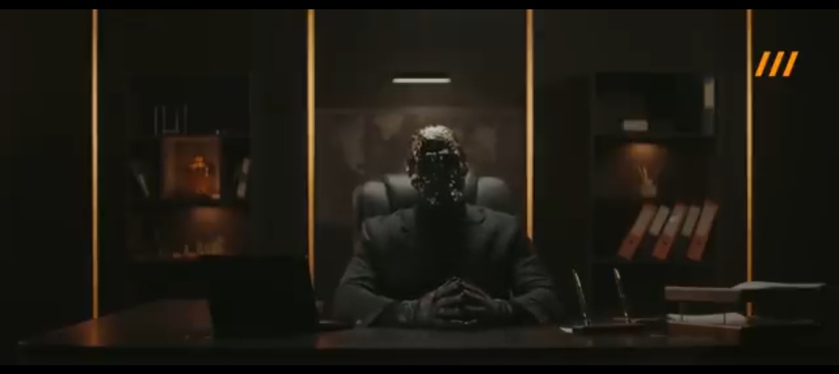 Мориарти сидит в темном кабинете. Кадр выстроен профессионально: приглушенный свет, строгая обстановка. Этот образ работает на подсознание еще до того, как он начинает говорить, создавая ауру экспертности и теневой власти.