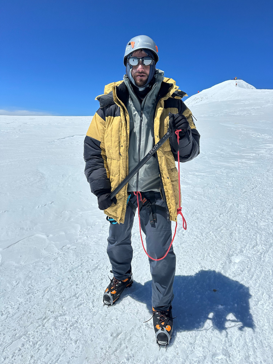 Я на "зомби-плато", позади меня заветная вершина Эльбруса.