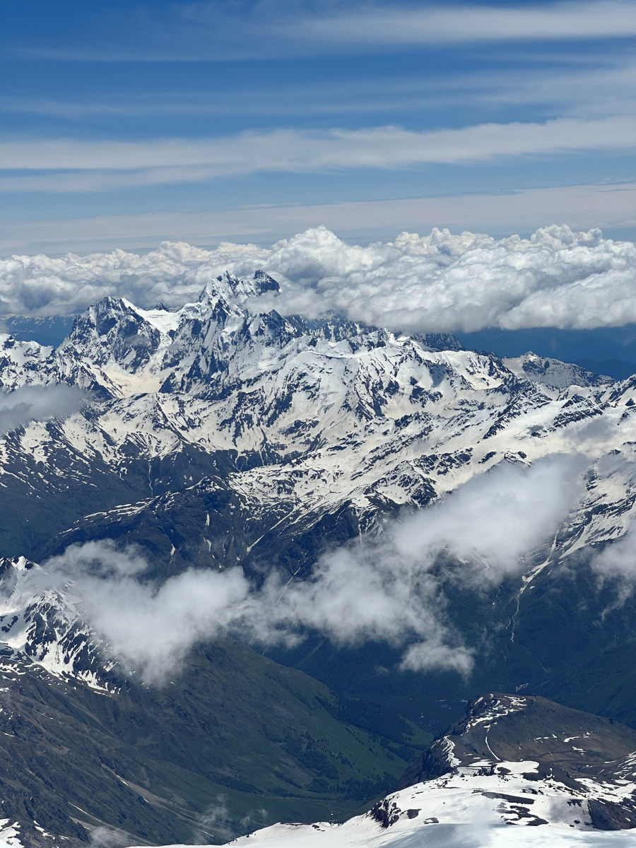 Вид с вершины Эльбруса.