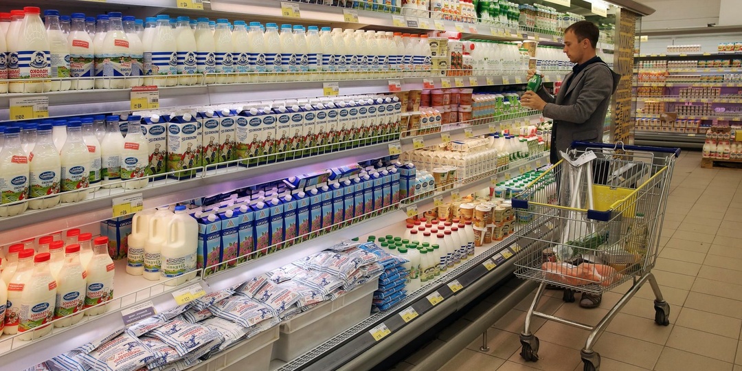 Работник с фермы раскрыл пугающую правду о том, кто на самом деле дает магазинное молоко. После разговора слил всю молочку в унитаз