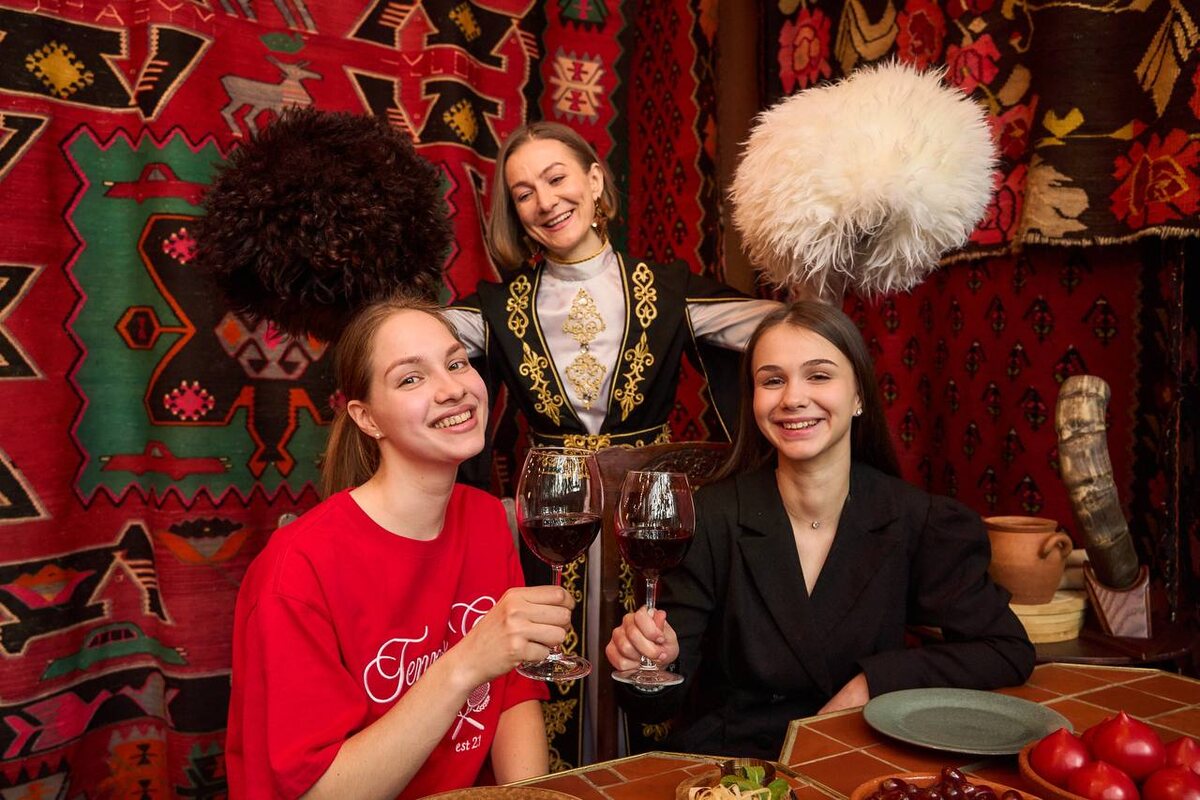 Летом — полные залы и очереди у входа.         Зимой — борьба за каждого гостя. 