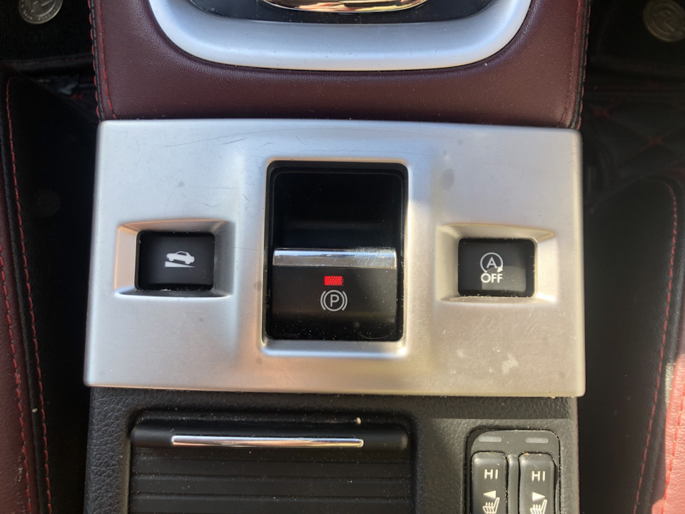 Кнопки находятся вот под этой панелью. Под ними откручиваем два болта.