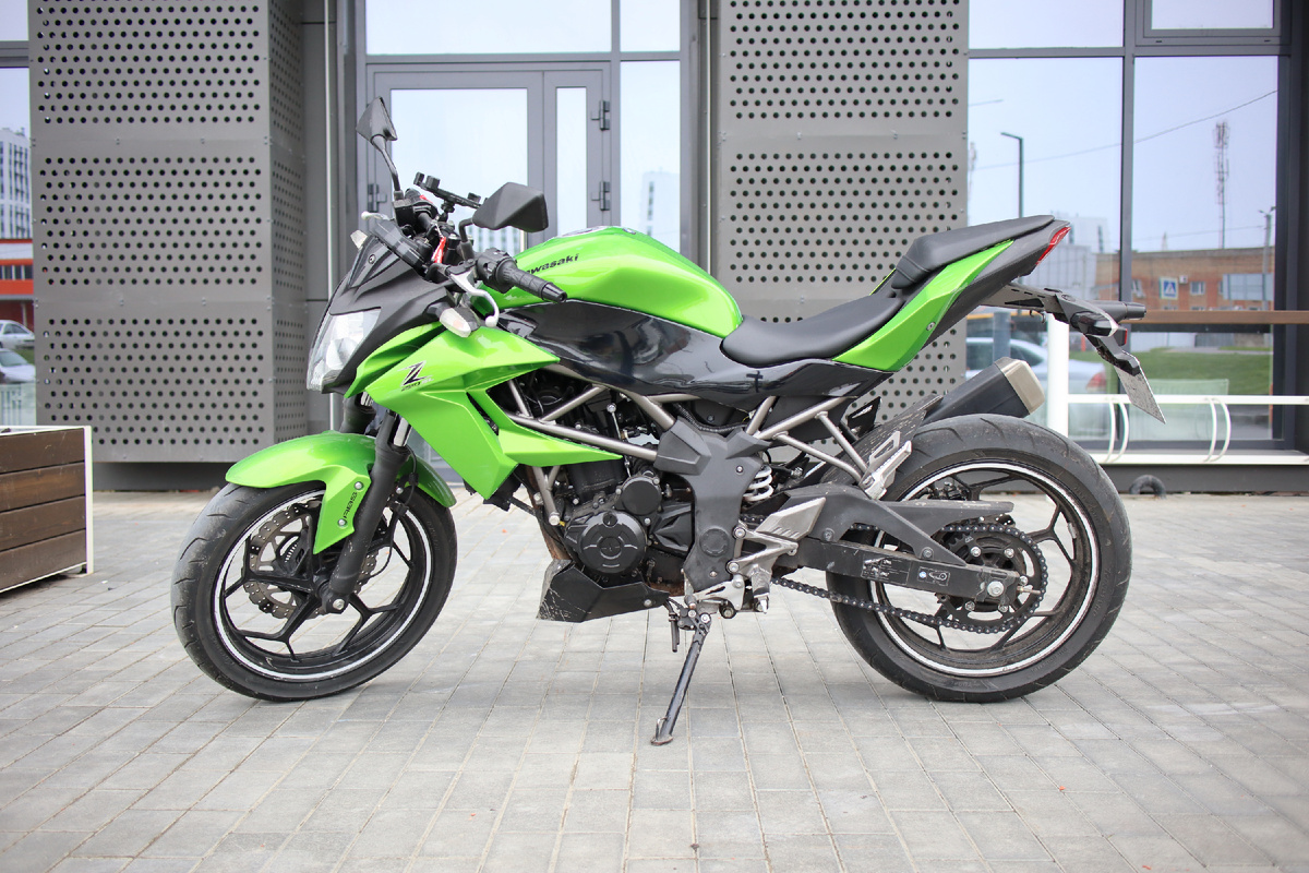 Определитесь прежде всего с типом мототехники. Если это первая покупка такого плана, то лучше взять байк не особо мощный, с небольшим объёмом двигателя.