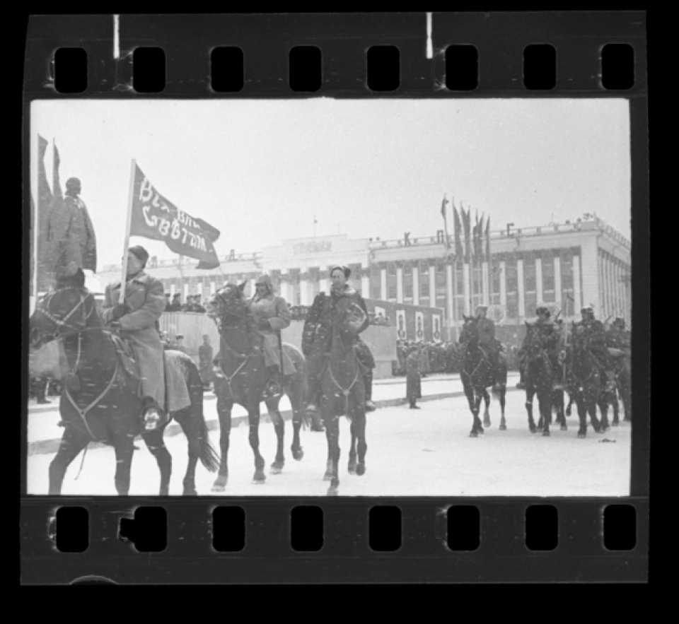    Демонстрация трудящихся Барнаула на площади Советов в честь 50-летия Советской власти. 7 ноября 1967 год. Источник: Архив АГКМ, фото Бледных Н.