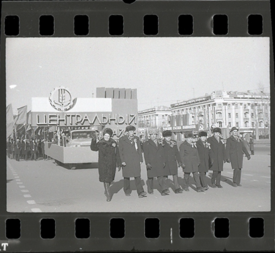    Праздничная демонстрация, посвященная 60-летию Советской власти, 7 ноября 1977 г. Площадь Советов . Источник: Архив АГКМ, фото Брязгин Б.П.