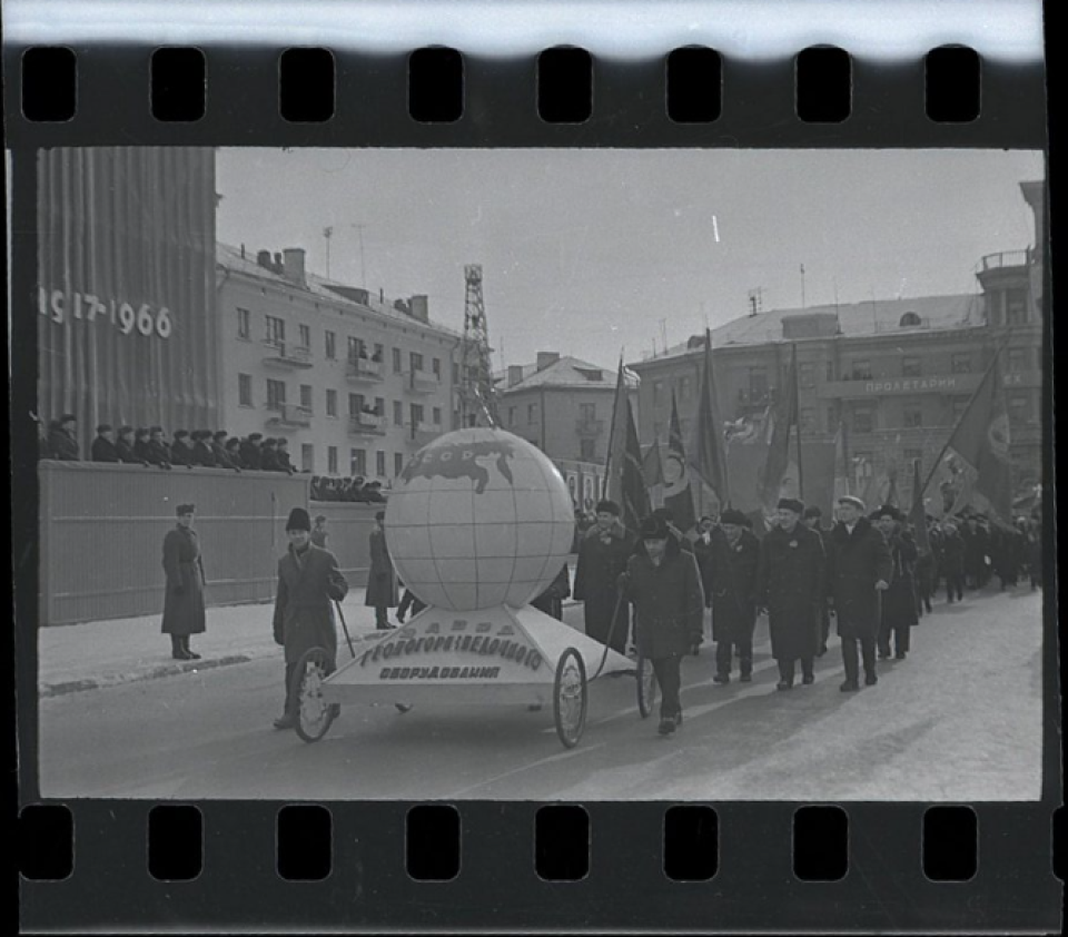    Демонстрация трудящихся в Барнауле. Площадь Октября, 7 ноября 1966 год. Источник: Архив АГКМ, фото Евсеев Г.А.