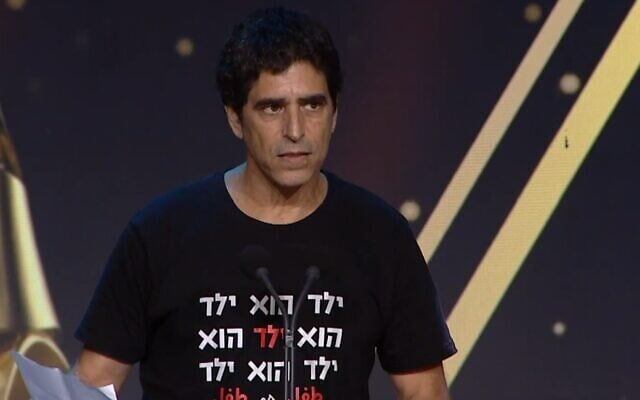 Шай Кармели-Поллак получает премию «Офир» за лучший сценарий к фильму «Море» в Тель-Авиве, 17 сентября 2025 года. (YouTube)