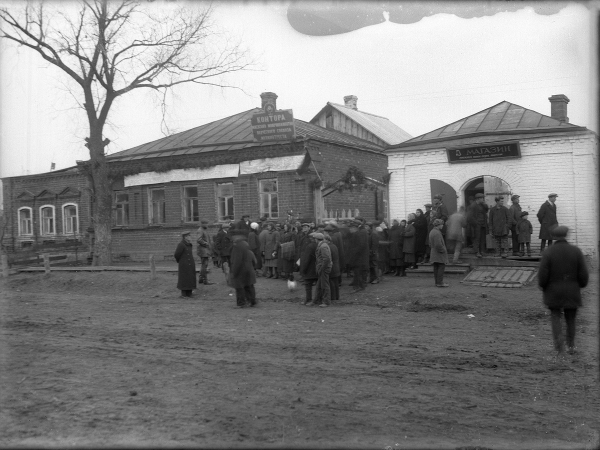 Сбор на демонстрацию по случаю 19-й годовщины Октябрьского переворота. Ижевское, 7 ноября 1936 года. Фото Ивана Филатова или Ивана Мысева