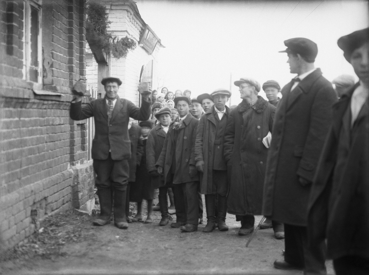 Сбор на демонстрацию по случаю 19-й годовщины Октябрьского переворота. Ижевское, 7 ноября 1936 года. Фото Ивана Филатова или Ивана Мысева