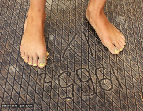 Сварщик решил увековечить своё металлическое изделие.