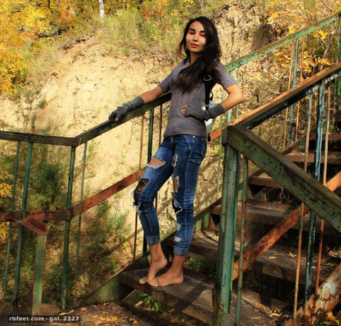 Босиком. С красивыми загорелыми ногами. Пусть даже не 1965-й, но и те годы бы оценили.