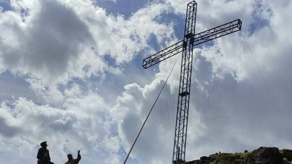    Крест на горе Соловковой в Камлаке. Источник: t.me/altaukrau22