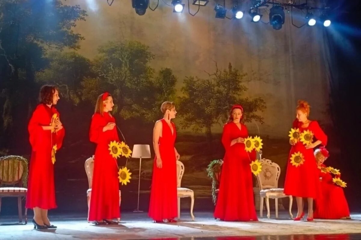    Актрисы театра Горького оказались на обложке эротического календаря