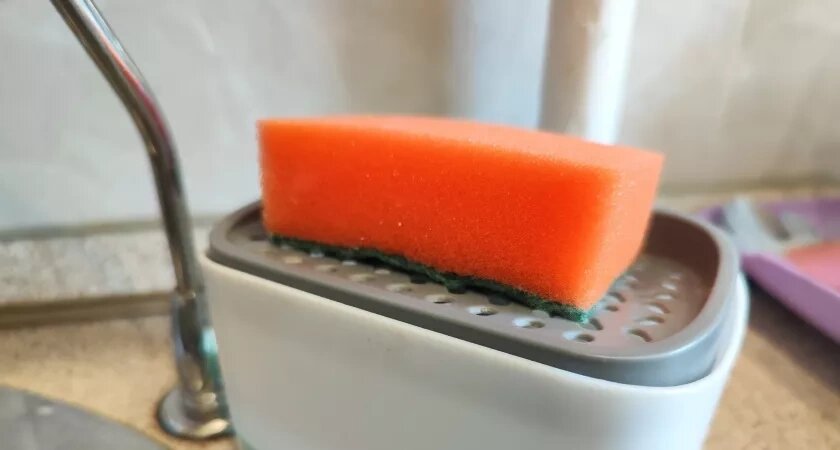    Почему губки для мытья посуды разноцветные — только в 40 лет узнала, как их правильно использовать