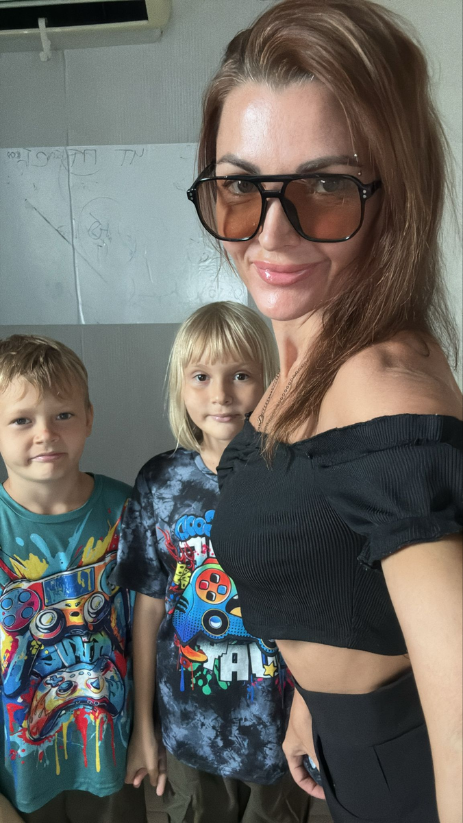 Красивая, молодая, эффектная. 