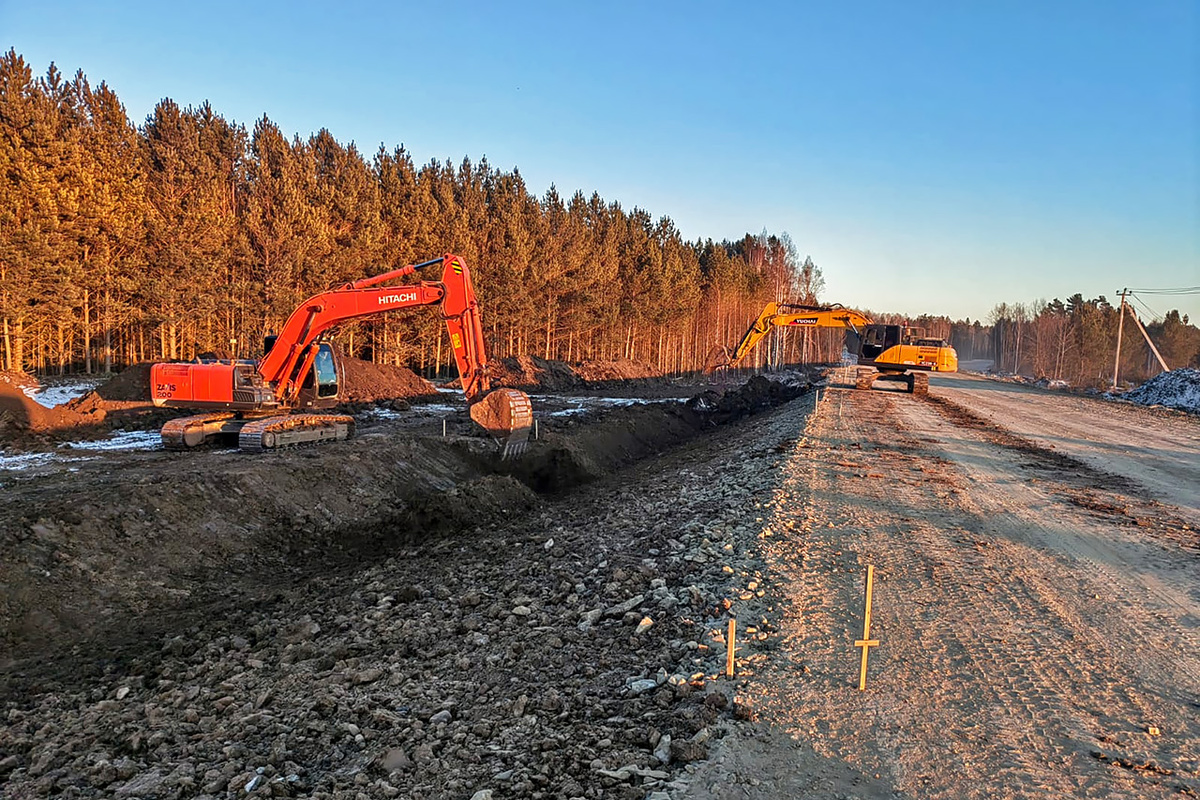     Дорога вдоль правого берега Енисея от Высокогорского моста позволяет круглогодично без паромных переправ попадать из центра края на крупнейшую базу флота в Подтесово и многочисленные золотодобывающие предприятия Северо-Енисейского округа