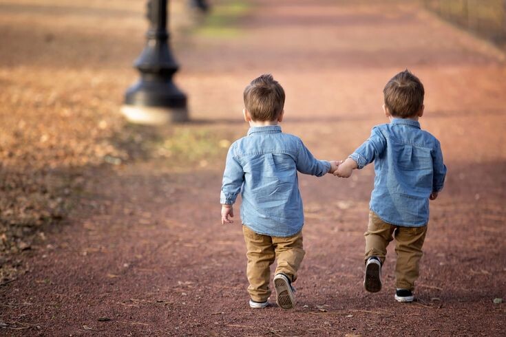 Фото из интернета. Дядя с племянником.