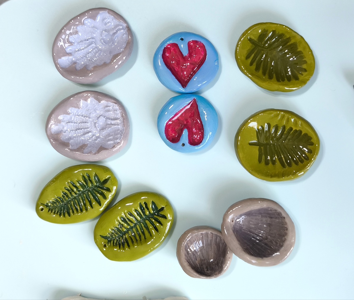 Конечно, я не стала исключением и тоже сделала свои варианты, это дизайны попроще. 