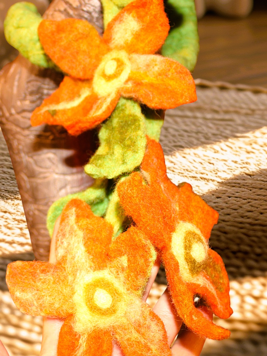 Валяные цветы.