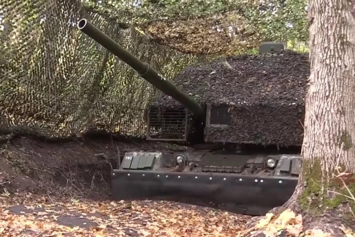    Танк Т-80БВМ выезжает на боевую работу.