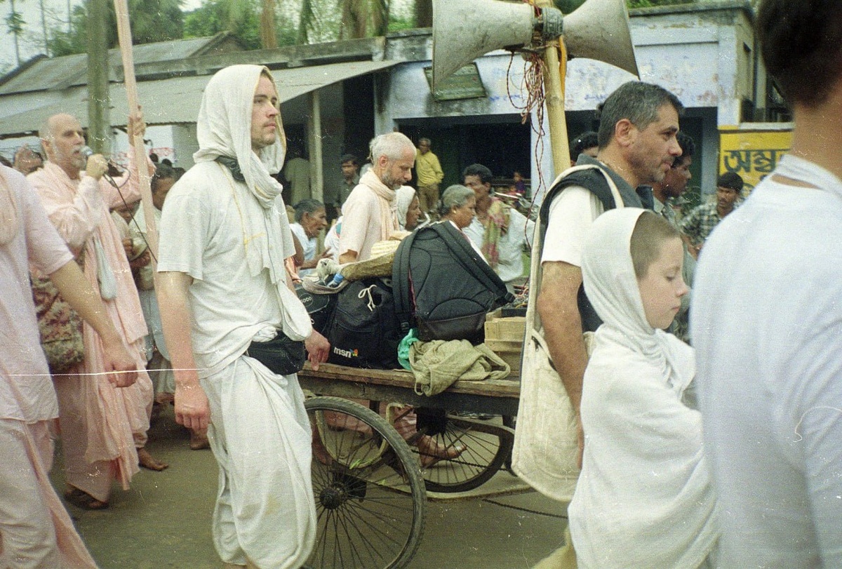 Тот итальянец справа. Навадвипа парикрама 2003