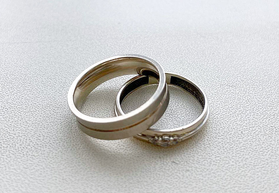 Для сохранения блеска на украшения наносят родий, но он не всегда помогает. Фото: Анна СЕМИНА