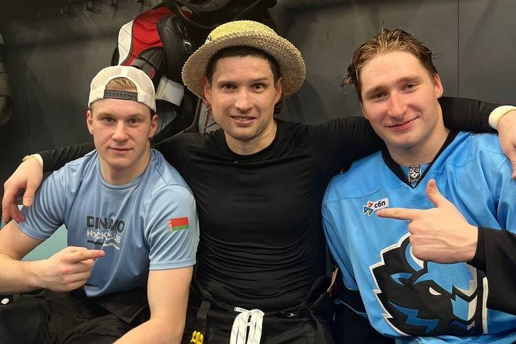    Вадим Шипачев (в центре) / фото: hcdinamo.by