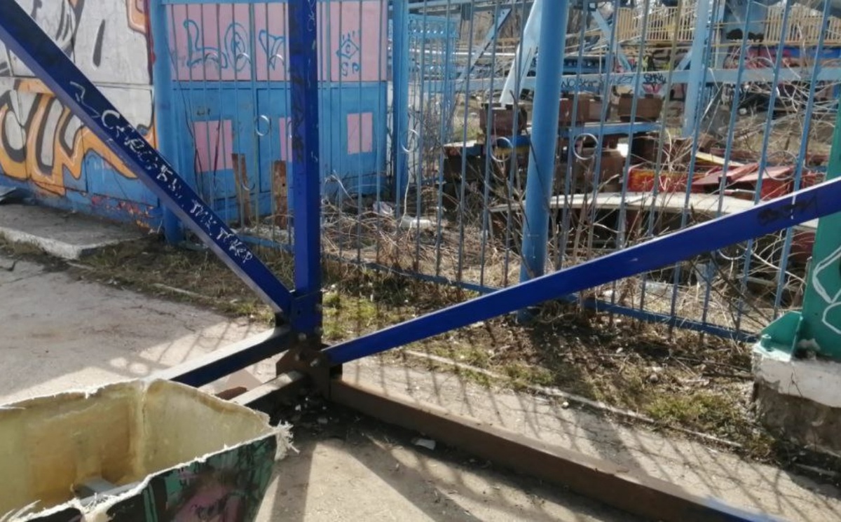 Слева тот самый бык!