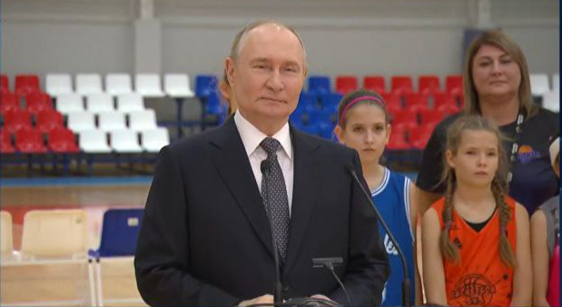 Теперь в столице Бурятии под крышей можно играть даже в пляжный волейбол – на песке / Фото: телеграм-канал Алексей Цыденов