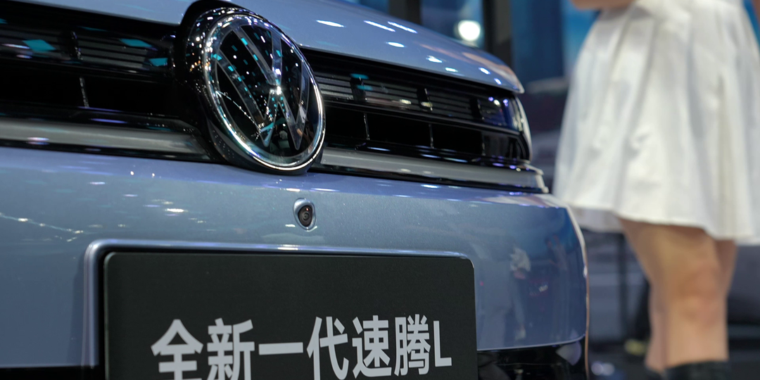 👌Посмотрел на новый VW для РФ: ЦЕНА меньше Лады Искры, 160 сил, 5.5 л/100 и салон от Passat! Что ещё за Sagitar L? Подробно про новинку